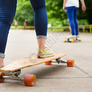 年幼女孩练习骑长板乐趣滑板闲暇滑冰青年运动鞋青少年街道女士运动图片
