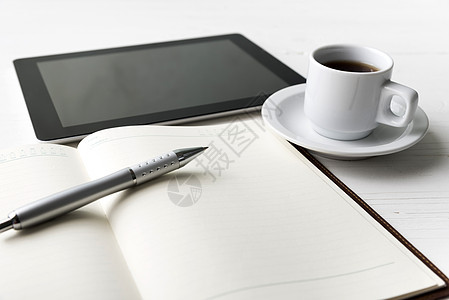 带有办公用品的平板板板电话笔记本屏幕白色咖啡电脑笔记学校技术文书图片