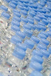 瓶装水浅蓝色瓶子饮用水杯子图片