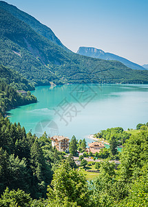 摩尔维诺湖 意大利最美丽的湖泊晴天天空情景森林山谷全景湖景山脉高山蓝色图片