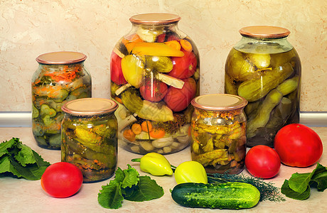 罐头黄瓜和玻璃罐子里的香料团体红色健康市场家庭密封饮食维生素胡椒贮存图片