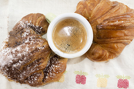 咖啡和羊角面包杯子早餐桌子糕点黑色小吃白色食物图片