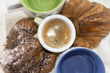 咖啡和羊角面包白色杯子桌子小吃糕点食物黑色早餐图片