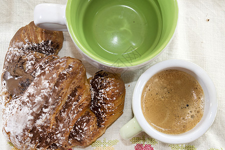 咖啡和羊角面包黑色食物早餐糕点白色杯子小吃桌子图片