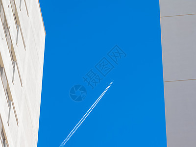 蓝色天空下的摩天大楼和平面图片