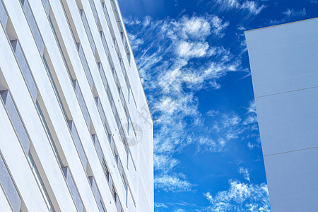 蓝色天空下的摩天大楼天空玻璃城市商业多云反射办公室气势白色建筑图片