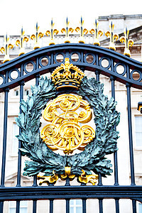 英国皇家皇宫的龙登金铁门警卫旅游翅膀版税白金汉入口购物中心金子狮子堡垒图片