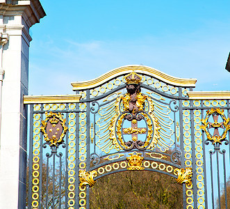 在英格兰的隆登 旧金属大门皇宫狮子框架旅行警卫历史性购物中心金子家庭翅膀雕像图片