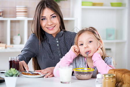 准备早餐早餐女性女儿玉米片两个人家庭谷物厨房健康饮食水平喜悦图片