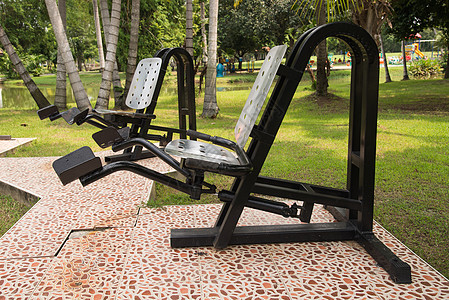 公园的适合性运动工具健身房仪器锻炼机器行动训练金属背景图片