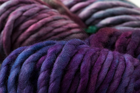 色彩多彩的羊毛线球绳索纺织品棉布材料纤维红色细绳手工针织针线活图片