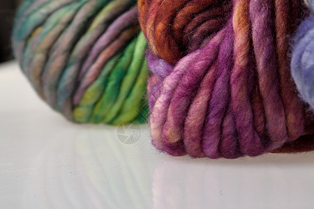 色彩多彩的羊毛线球细绳爱好白色纤维红色创造力棉布纺织品衣服材料图片