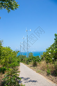 泰国Chonburi Pattaya和Koh Larn山用蓝色天空在山上发电的风力涡轮机电气燃料发电机假期活力涡轮力量车轮资源生图片