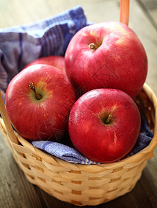 篮子中的红苹果收成红色木头生物水果食物乡村季节花园图片