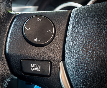 现代车的音频控制多功能按钮在方向盘上图片