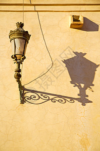 Morocco 影子和装饰中的街灯天空栅栏城市金属柱子力量旅行建筑学照明景观图片