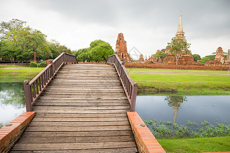 具有历史公园背景的河桥 泰国图片
