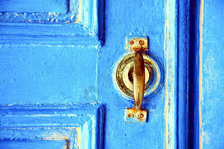 在敲门机上涂有脏漆的金属钉子建筑学出口铰链黄铜指甲锁孔钥匙入口蓝色安全图片