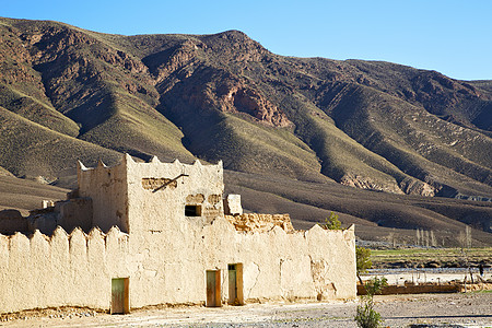 沙漠石头在Morocco山丘和古老的村砖墙沙漠爬坡石头农村旅游植物旅行建筑学废墟村庄背景