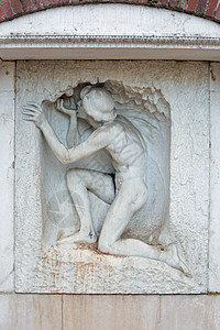 喷泉雕塑 年轻男子饮用水图片