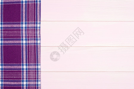 木制桌子上的紫色毛巾纺织品材料餐厅木头织物烹饪桌布野餐厨房餐巾图片