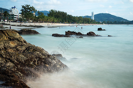 帕东海滩的悬崖背景图片