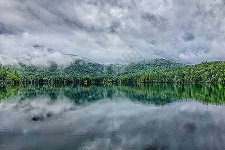 在大片烟雾山中 桑特特拉湖的风景码头数控海洋叶子运动反射天空钓鱼旅行独木舟图片