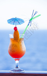 新鲜冷冰鸡尾酒假期奢华蓝色食物果汁旅游天空酒精玻璃热带图片