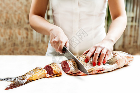用刀子砍鱼的女孩图片