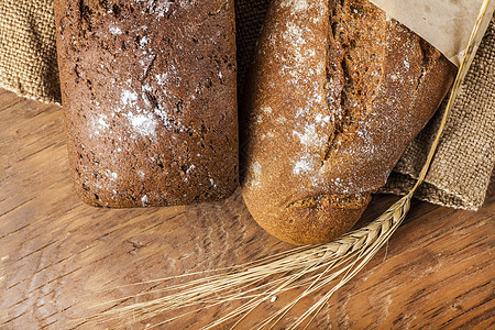 两只黑面包 有小麦的耳朵图片