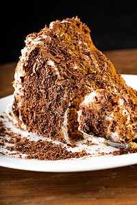 一块巧克力蛋糕在盘子上棕色食物馅饼黑色勺子生日甜点巧克力白色咖啡店图片