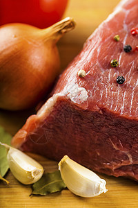 配有香料和蔬菜的牛肉肉洋葱红色胡椒屠夫鱼片烧烤食物牛扒产品木头图片