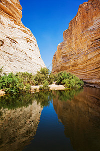 具有天然水源的峡谷图片