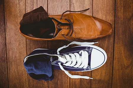 两种不同鞋子的视图拼花牛仔布青少年鞋带地板运动鞋木头地面袜子商业背景图片