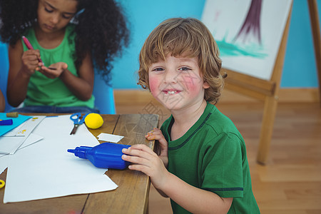 使用艺术和手工艺用品的小男孩娱乐喜悦工艺铅笔染色玩具女性娱乐性男生美术图片