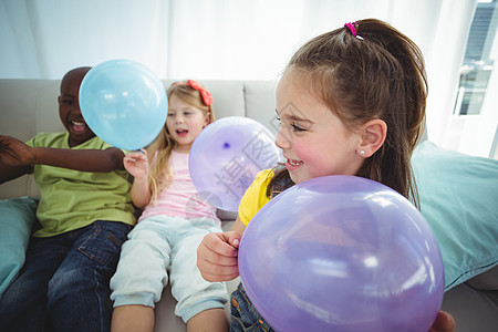 玩气球的笑孩子沙发客厅快乐俏皮黑色女孩享受娱乐乐趣男生图片