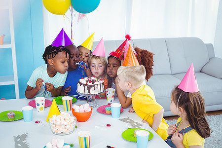 享受生日派对的兴奋儿童微笑男生友谊乐趣货架喜悦混血帽子男性食物图片