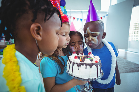 快乐的孩子们聚集在一起友谊朋友们桌子蛋糕女性生日男性娱乐性黑色喜悦图片
