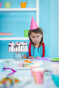 在她生日时独自一人的悲哀孩子女性派对留恋愁云眼泪女孩忧郁生日苦难忍耐图片