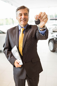购买一辆新车后 男司机驾驶钥匙图片