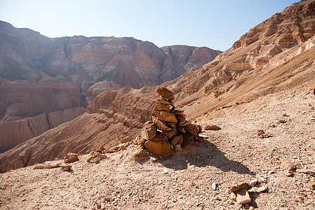 死海中岩石沙漠中的山丘沙漠死海旅行游客远足石头旅游假期图片
