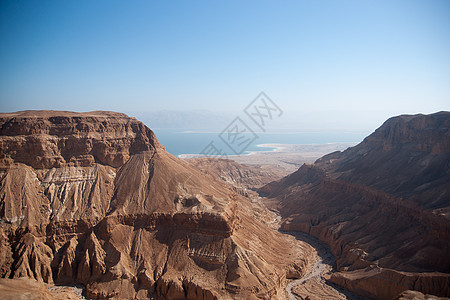 死海中岩石沙漠中的山丘死海游客旅行旅游沙漠石头远足假期图片