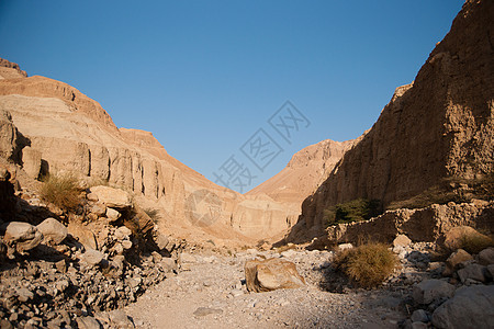死海中岩石沙漠中的山丘石头沙漠游客远足旅游假期死海旅行图片