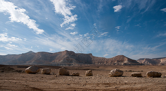 前往以色列内盖夫沙漠旅行沙漠石头山脉天空游客蓝色远足旅游图片