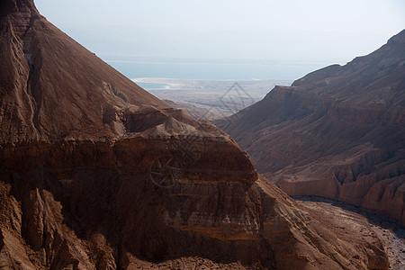 死海中岩石沙漠中的山丘石头沙漠旅游死海假期旅行游客远足图片