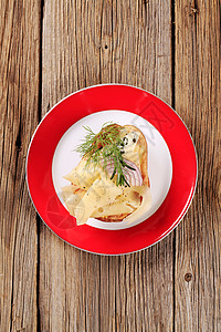 烤土豆和奶酪美味木头洋葱芝士午餐盘子马铃薯土豆奶制品食物图片