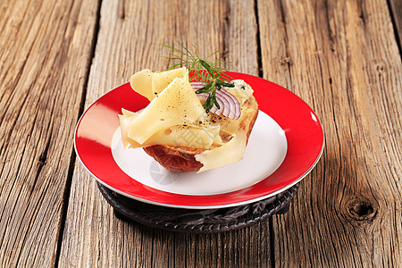 烤土豆和奶酪芝士美味盘子食物马铃薯奶制品美食小吃洋葱木头图片