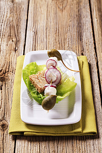 蔬菜开胃菜面包创造力点心洋葱小吃白色木头食物绿色餐巾图片