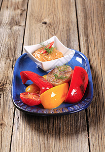蔬菜和罗梅斯科酱木头美食小吃辣椒调味品伴奏小菜食物蓝色美味图片