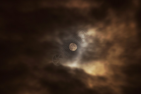 云中的月亮月光天空背景图片